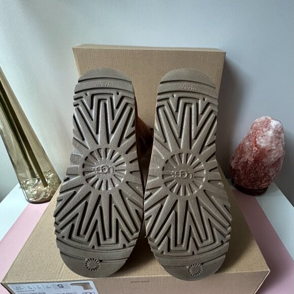 NWT Ugg Women's Classic Short II - Picture 7 of 13